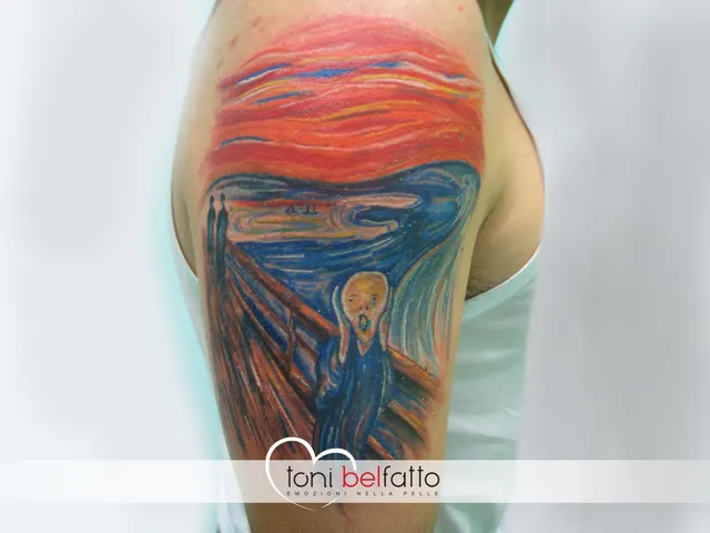 Tatuaggio artistico a colori sulla spalla
