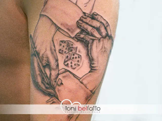 Tatuaggio artistico in bianco e nero sul braccio