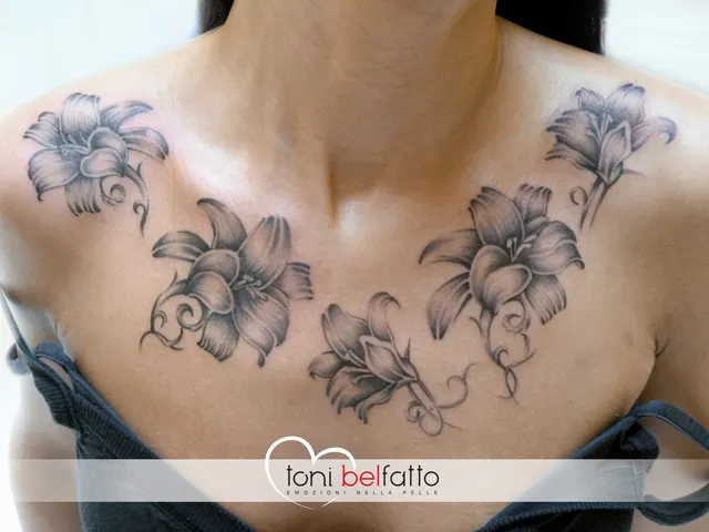 Tatuaggio floreale sul décolleté