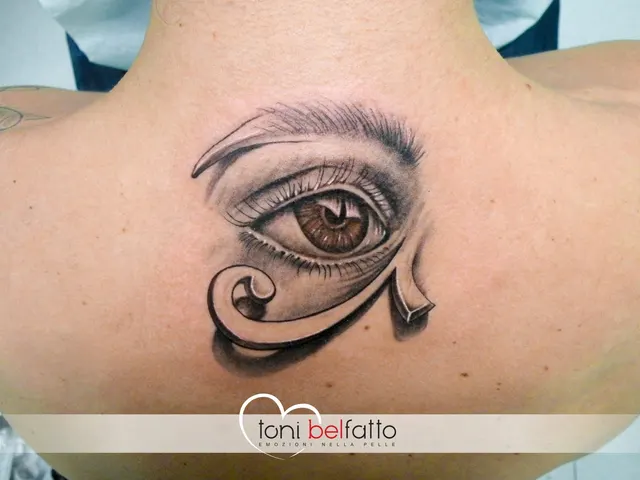 Tatuaggio realistico di un occhio sulla schiena