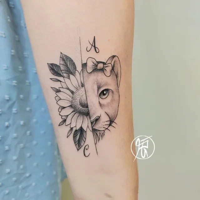 Tatuaggio di una leonessa e di un girasole