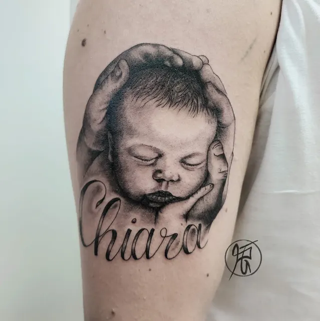 Tatuaggio realistico del volto di un neonato con lettering