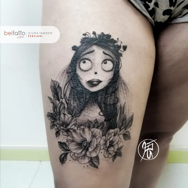Tatuaggio di un personaggio animato con fiori sulla coscia