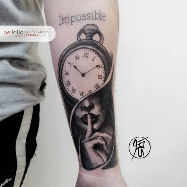 Tatuaggio realistico con orologio da tasca