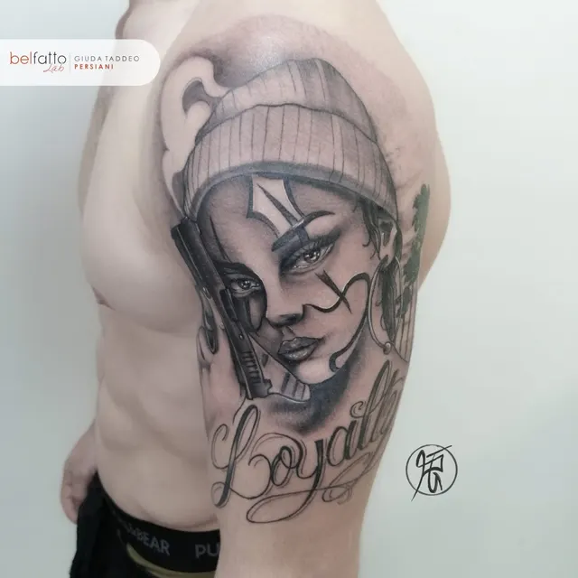 Tatuaggio realistico di un volto femminile con lettering