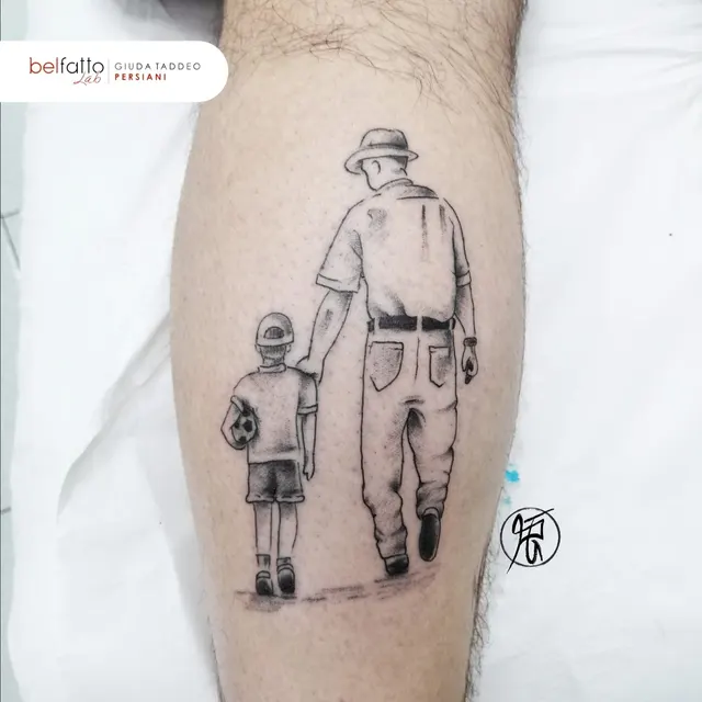 Tatuaggio realistico di un padre con il figlio sul polpaccio