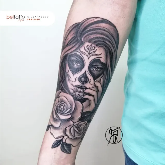 Tatuaggio realistico di una Catrina con rose sull'avambraccio