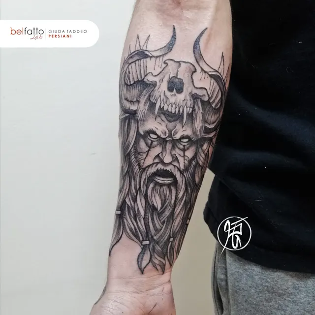 Tatuaggio realistico di un guerriero sull'avambraccio