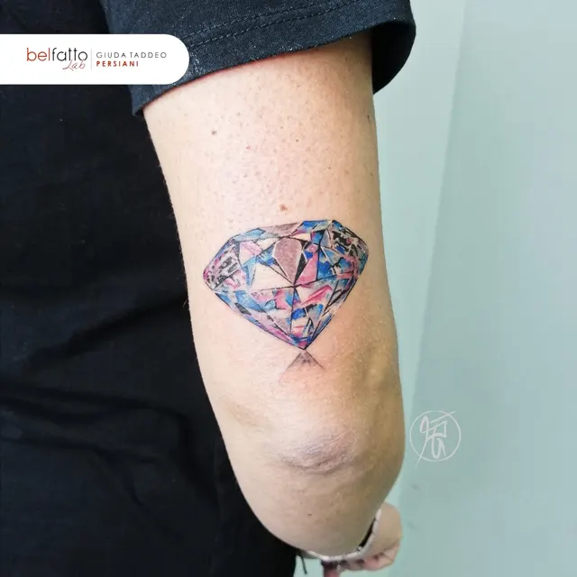 Tatuaggio a colori di un diamante sul braccio