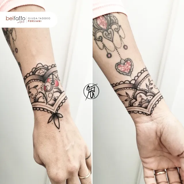 Tatuaggio ornamentale a bracciale sul polso