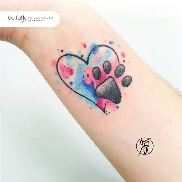 Tatuaggio ad acquerello di un cuore con impronta