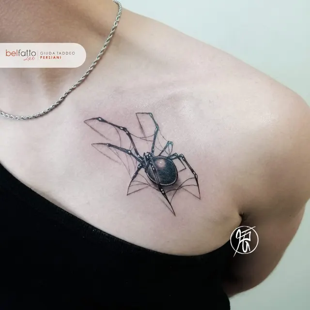 Tatuaggio fine line di un ragno sulla clavicola